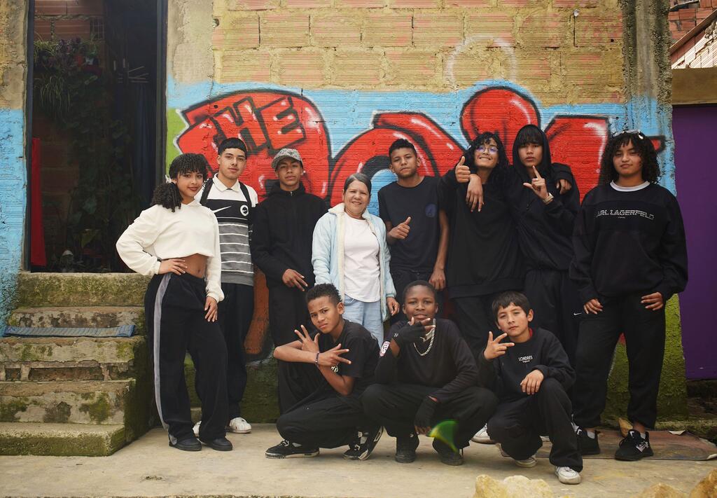 En un barrio marcado por la migración y la desigualdad, el grupo de danza de Irvin crea pertenencia, disciplina y oportunidad. 